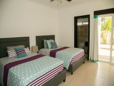 Pools Condo, 2 bedrooms, Nice interior, Great Location.