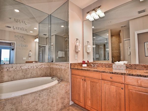 Three Bedroom Condo Sleeps 8 Overlooks Harbor Close to Beach