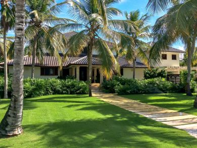 Views of the Ocean from this Great Vacation Villa.
