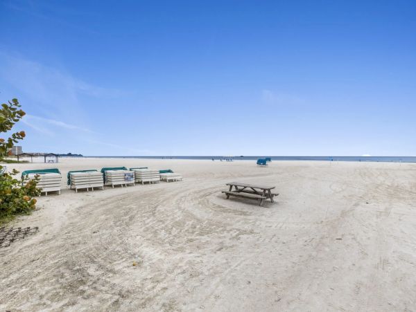 Great Value Siesta Key Two Bedroom Condo Short Walk to Beach