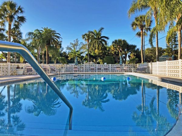 Great Value Siesta Key Two Bedroom Condo Short Walk to Beach