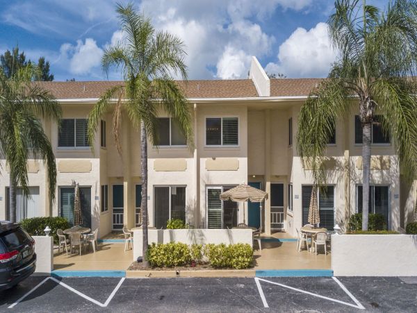 Great Value Siesta Key Two Bedroom Condo Short Walk to Beach