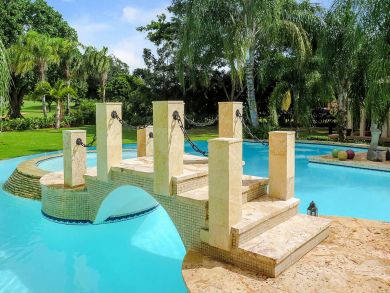 Luxury 6 Bedroom Vacation Villa with Golf Course Views