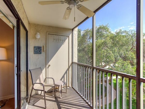 Siesta Key Third Floor Two Bedroom Condo Short Walk to Beach
