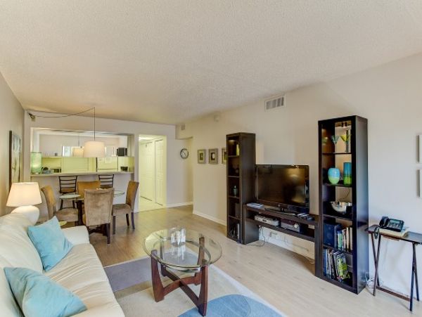 Siesta Key Third Floor Two Bedroom Condo Short Walk to Beach