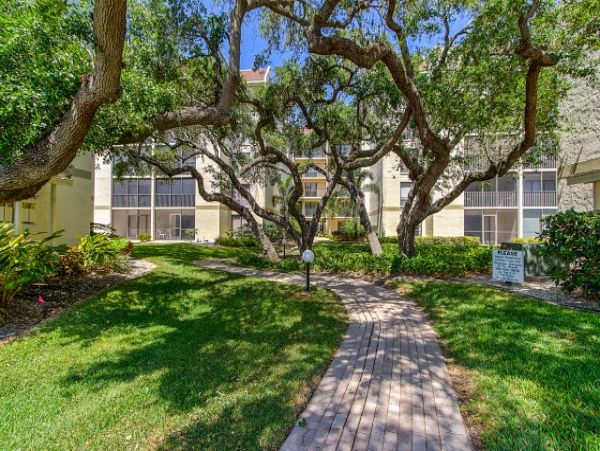 Siesta Key Third Floor Two Bedroom Condo Short Walk to Beach