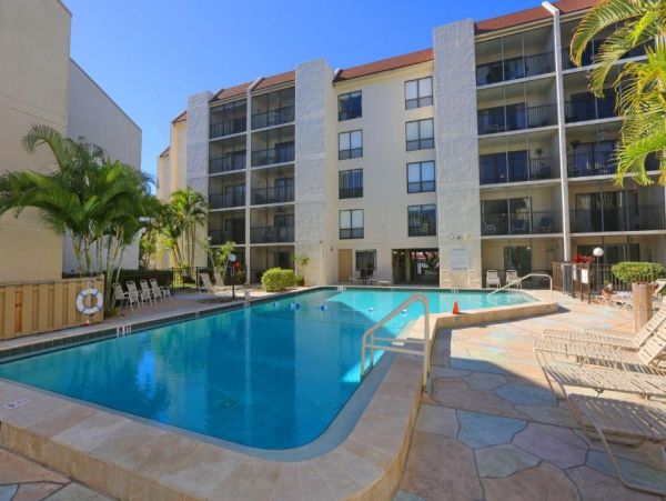 Siesta Key Third Floor Two Bedroom Condo Short Walk to Beach