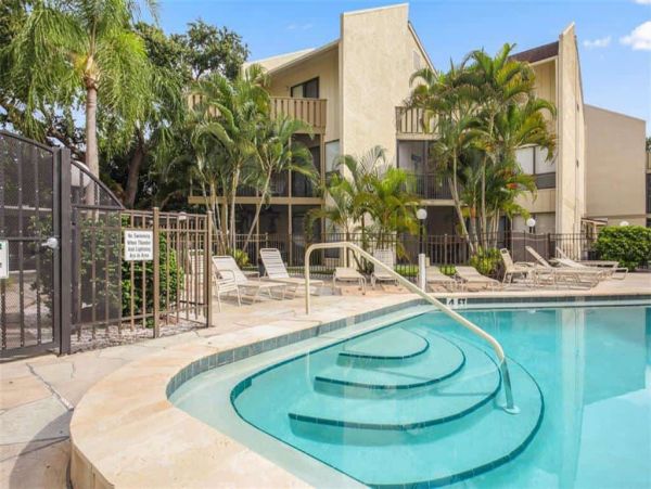 Siesta Key Third Floor Two Bedroom Condo Short Walk to Beach