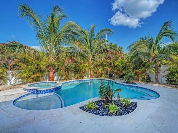 Anna Maria Four Bedroom Vacation Home Sleeps 10