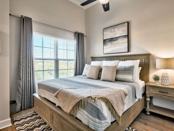 Miramar Five Bedroom Vacation Home Sleeps 14 Close to Beach