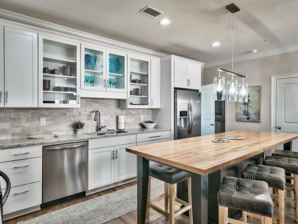 Miramar Five Bedroom Vacation Home Sleeps 14 Close to Beach