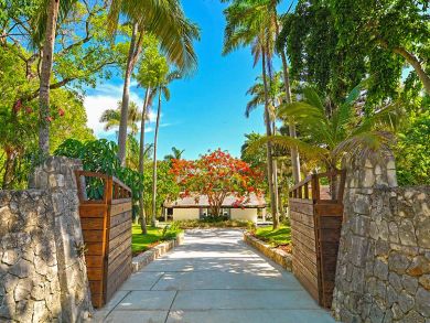 Luxury Jamaica Villa with Views to Moon Bay Pool, Gym, Staff