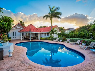 Runaway Bay Beachfront Luxury Vacation Villa