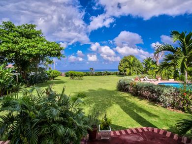 Runaway Bay Beachfront Luxury Vacation Villa