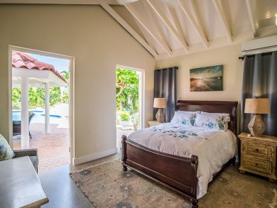Runaway Bay Beachfront Luxury Vacation Villa