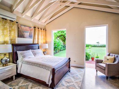 Runaway Bay Beachfront Luxury Vacation Villa