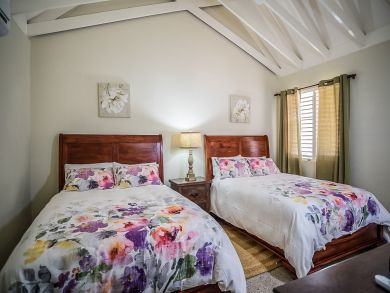 Runaway Bay Beachfront Luxury Vacation Villa