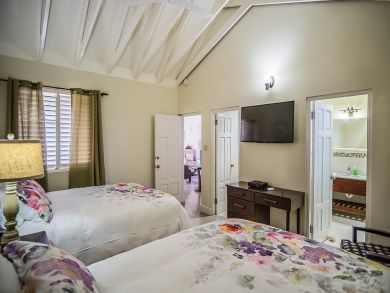 Runaway Bay Beachfront Luxury Vacation Villa