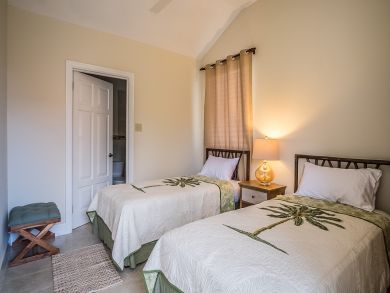 Runaway Bay Beachfront Luxury Vacation Villa