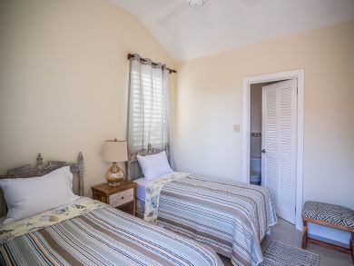 Runaway Bay Beachfront Luxury Vacation Villa