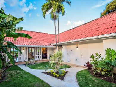 Runaway Bay Beachfront Luxury Vacation Villa