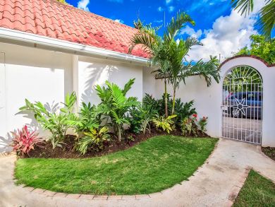 Runaway Bay Beachfront Luxury Vacation Villa