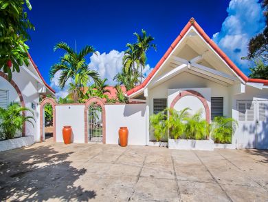 Runaway Bay Beachfront Luxury Vacation Villa