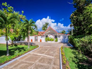 Runaway Bay Beachfront Luxury Vacation Villa