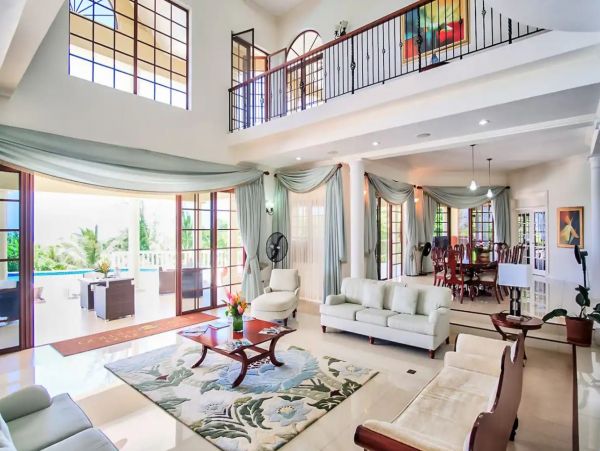 Twelve Bedroom Luxury Vacation Villa in Jamaica Sleeps 24