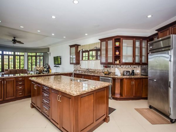 Twelve Bedroom Luxury Vacation Villa in Jamaica Sleeps 24