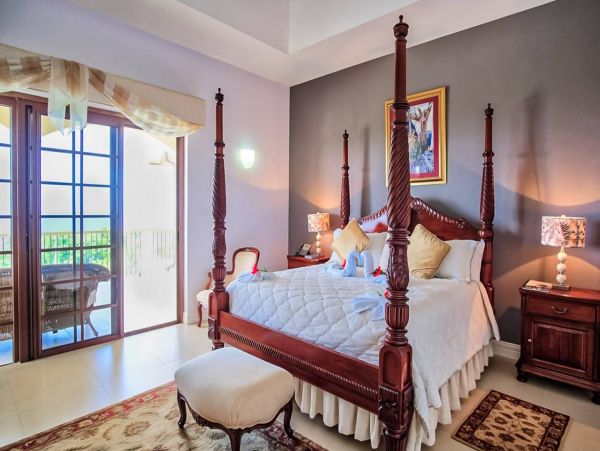 Twelve Bedroom Luxury Vacation Villa in Jamaica Sleeps 24