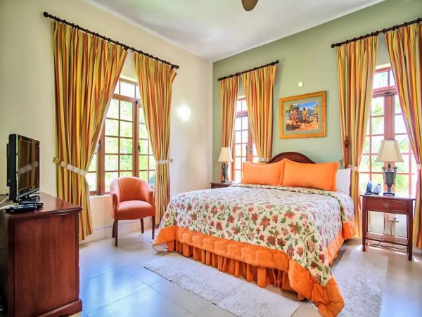Twelve Bedroom Luxury Vacation Villa in Jamaica Sleeps 24