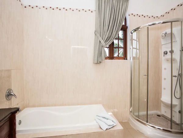 Twelve Bedroom Luxury Vacation Villa in Jamaica Sleeps 24