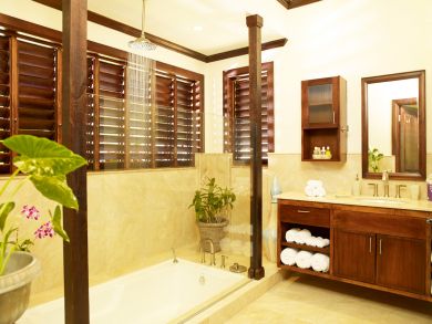 Ocho Rios Five Bedroom Staffed, Pool Vacation Villa on Beach