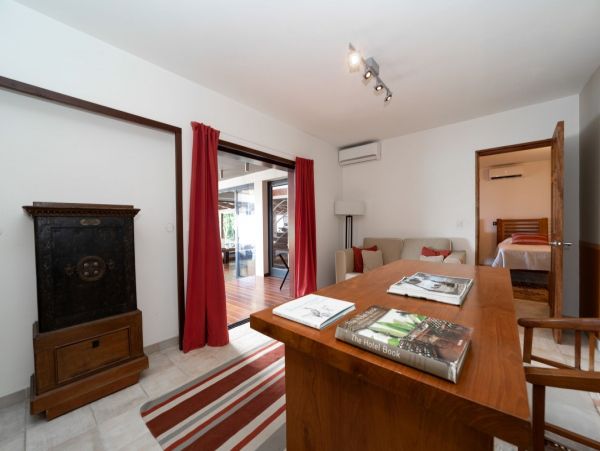 St. Barts Home 898013