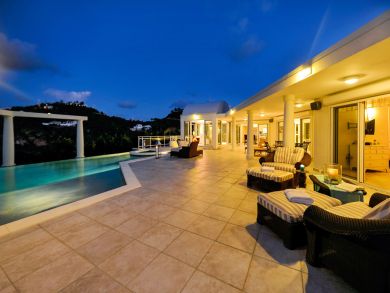 Dramatic Views from Hill Perched Villa!