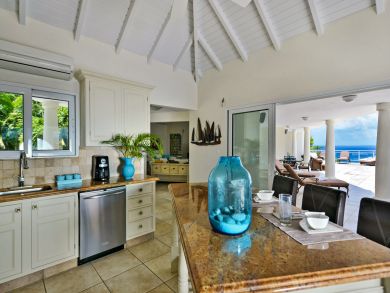 Dramatic Views from Hill Perched Villa!