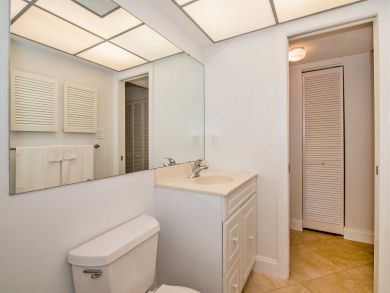 Two Bedroom Beach Condo Sleeps Four in Holmes Beach