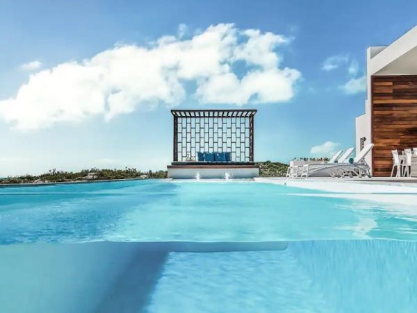 Seafront Five Bedroom Vacation Home in Tuks and Caicos