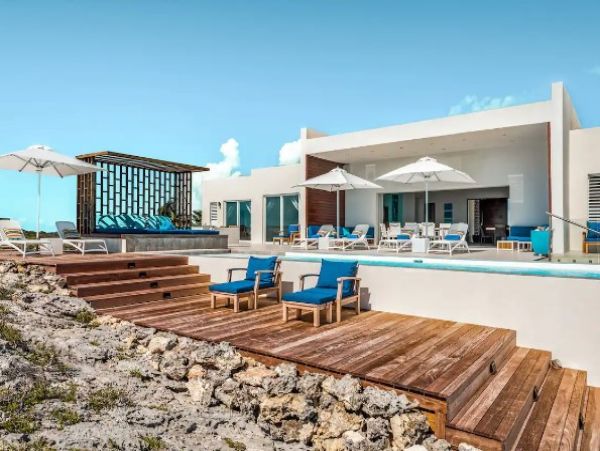 Seafront Five Bedroom Vacation Home in Tuks and Caicos