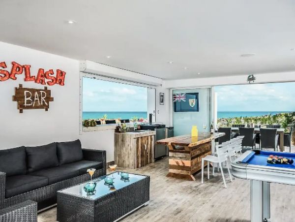 Seafront Five Bedroom Vacation Home in Tuks and Caicos