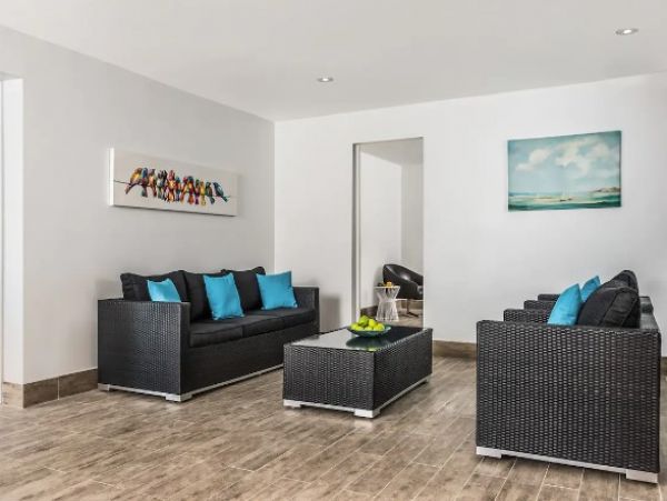 Seafront Five Bedroom Vacation Home in Tuks and Caicos