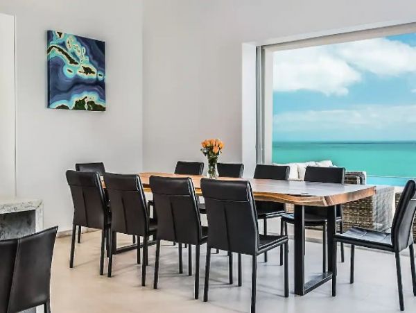 Seafront Five Bedroom Vacation Home in Tuks and Caicos