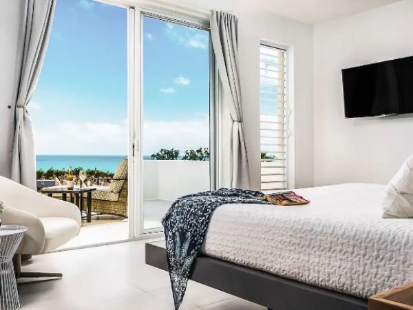 Seafront Five Bedroom Vacation Home in Tuks and Caicos