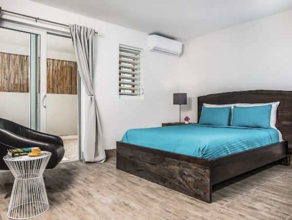 Seafront Five Bedroom Vacation Home in Tuks and Caicos