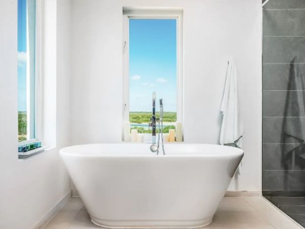 Seafront Five Bedroom Vacation Home in Tuks and Caicos