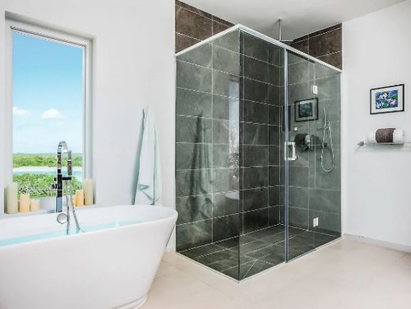 Seafront Five Bedroom Vacation Home in Tuks and Caicos