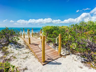 Contemporary Four Bedroom on Grace Bay