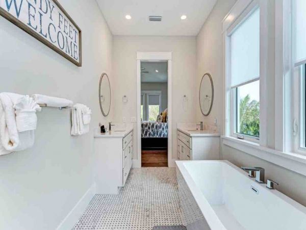 Short Walk to Anna Maria Beach from this 4 Bedroom Rental