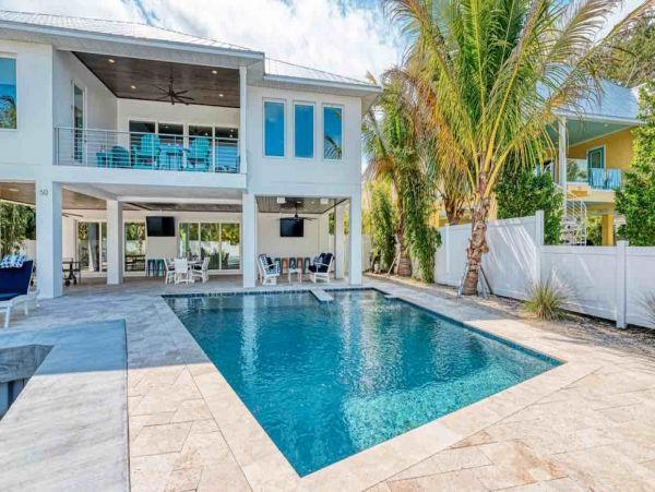 Short Walk to Anna Maria Beach from this 4 Bedroom Rental